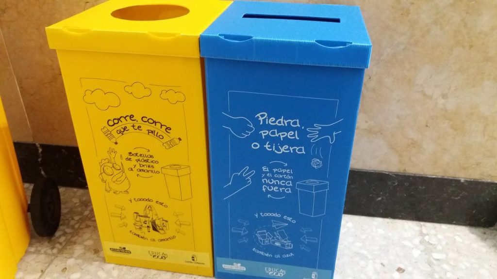 Papeleras de reciclaje en un colegio