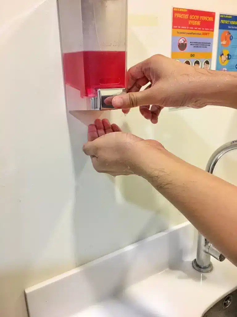 Cómo arreglar un dosificador de jabón